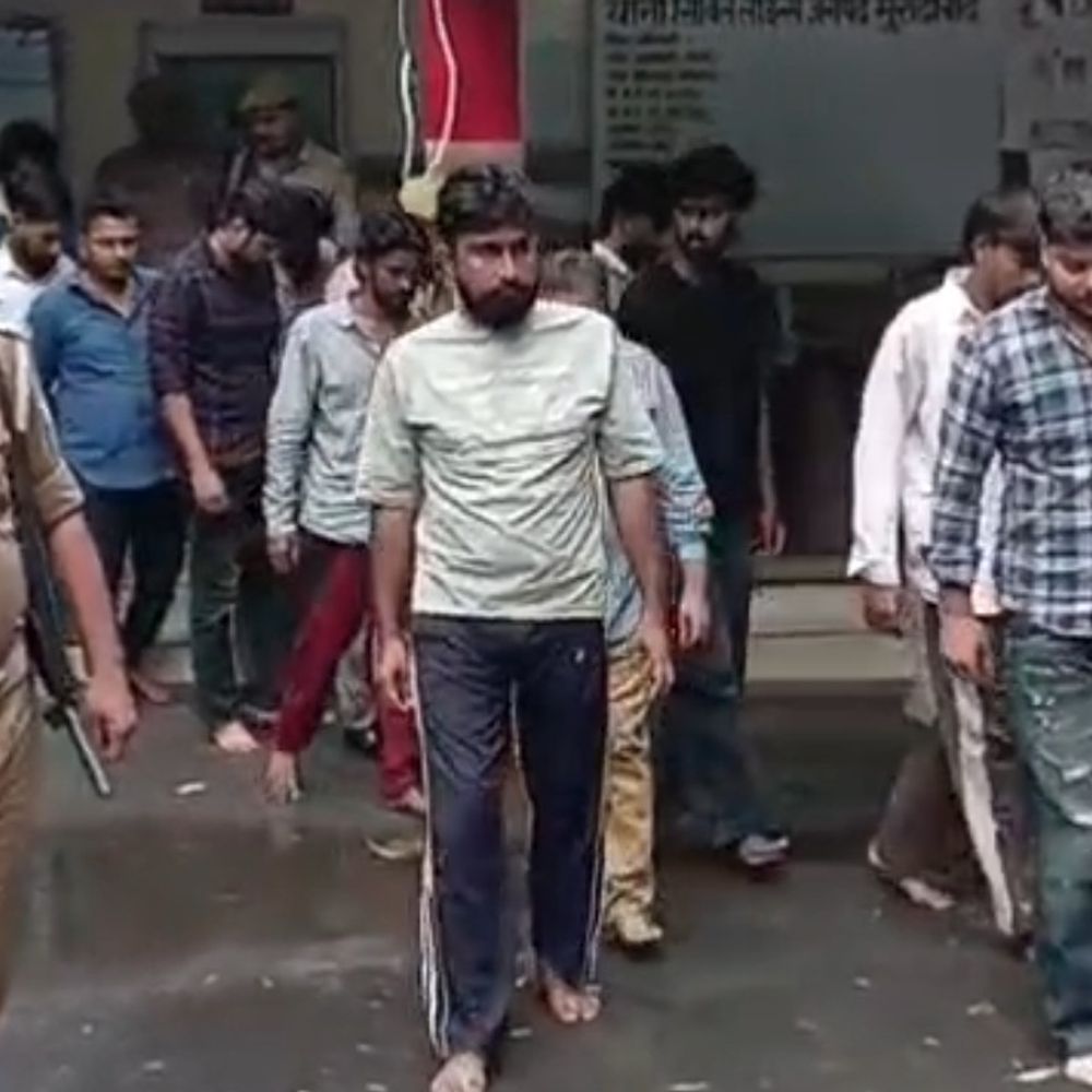 गरीबों के बैंक खाते लेकर साइबर ठगी करता था गैंग:13 गिरफ्तार, 53 सिम, 15 एटीएम और फर्जी दस्तावेज बरामद