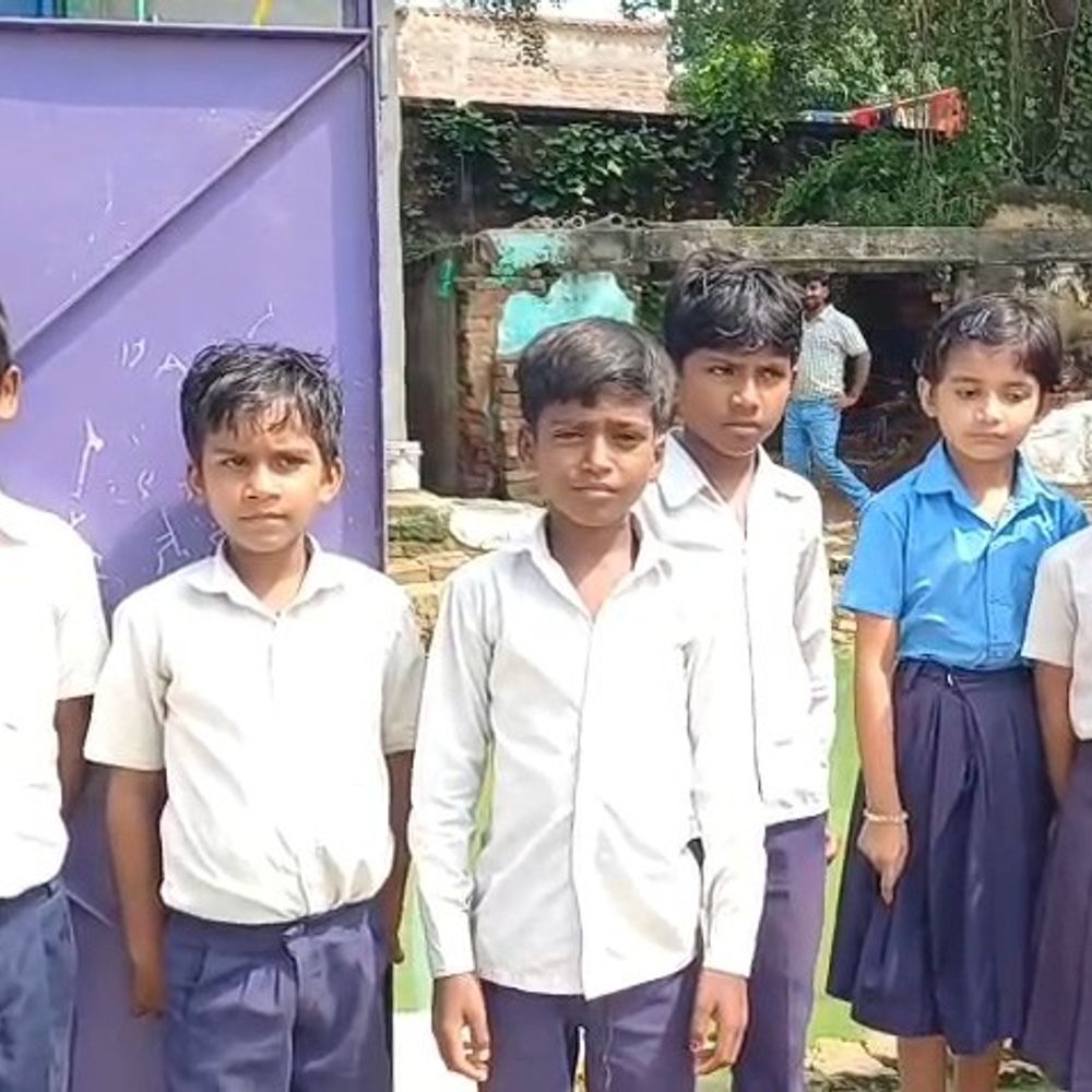 जमुई में गंदे पानी से गुजर रहे 150 बच्चे:स्कूल का रास्ता बना तालाब, ईंटों पर चलकर पहुंच रहे; संक्रमण का खतरा