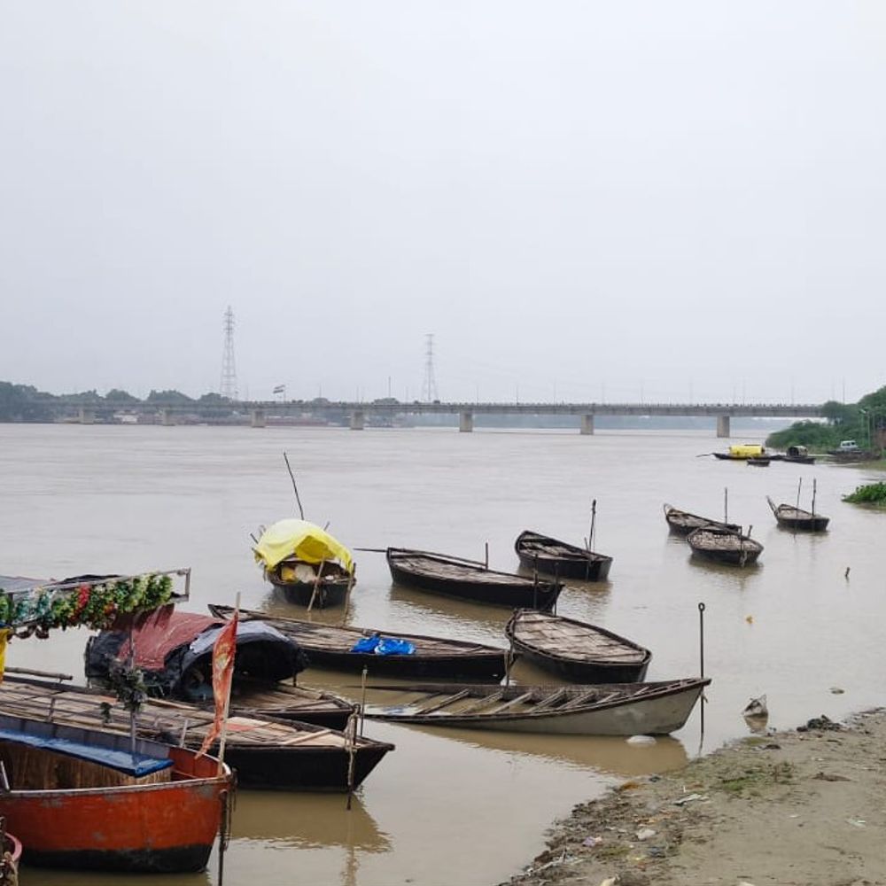 मऊ में सरयू नदी का जलस्तर फिर खतरे के पार:5 सेंटीमीटर ऊपर बह रही नदी, तटवर्ती इलाकों में बढ़ी बाढ़ की चिंता