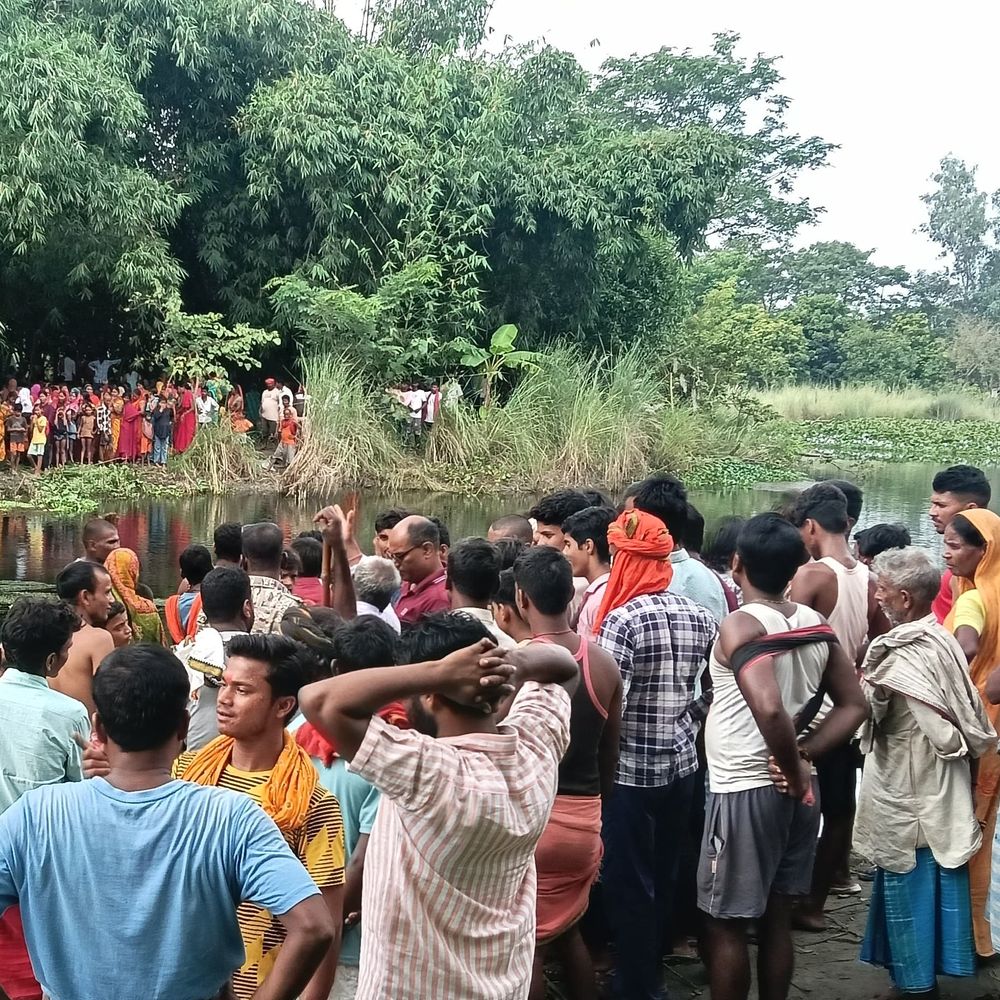 बेतिया में मिला अज्ञात युवक का शव:नहीं हुई बॉडी की पहचान, हरहा नदी के पास लोगों की भीड़