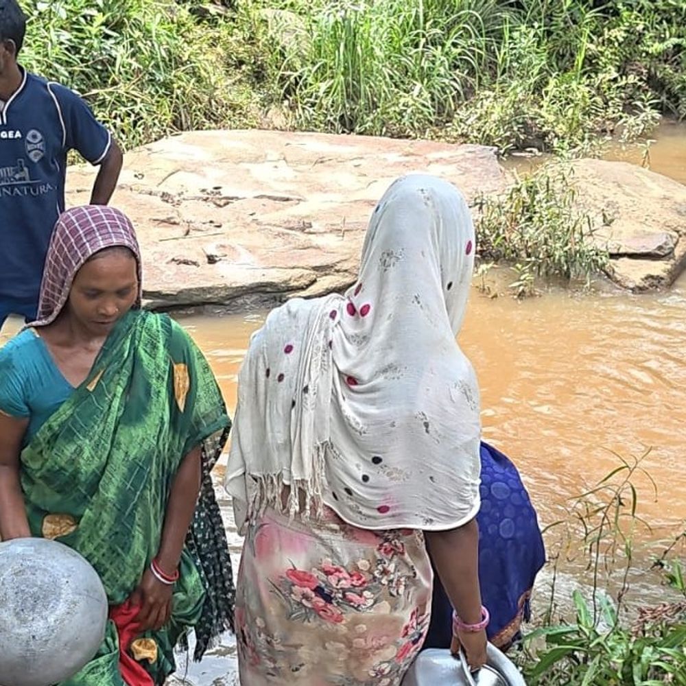 जमुई-केरवातरी में 200 ग्रामीणों की प्यास बुझा रहा झरना:1 किमी जंगल-पहाड़ पार कर पानी लाती हैं महिलाएं; 500 फीट बोरिंग के बाद भी नहीं मिला पानी