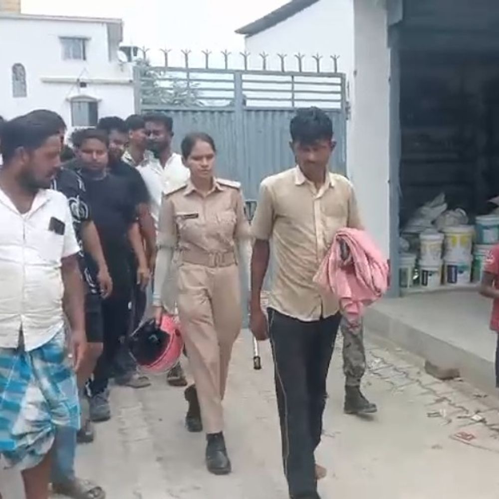 किशनगंज में CCTV चोरी करने वाला पकड़ा गया:3 दिन पहले की थी चोरी, लोगों ने पीटकर पुलिस को सौंपा, साथी फरार