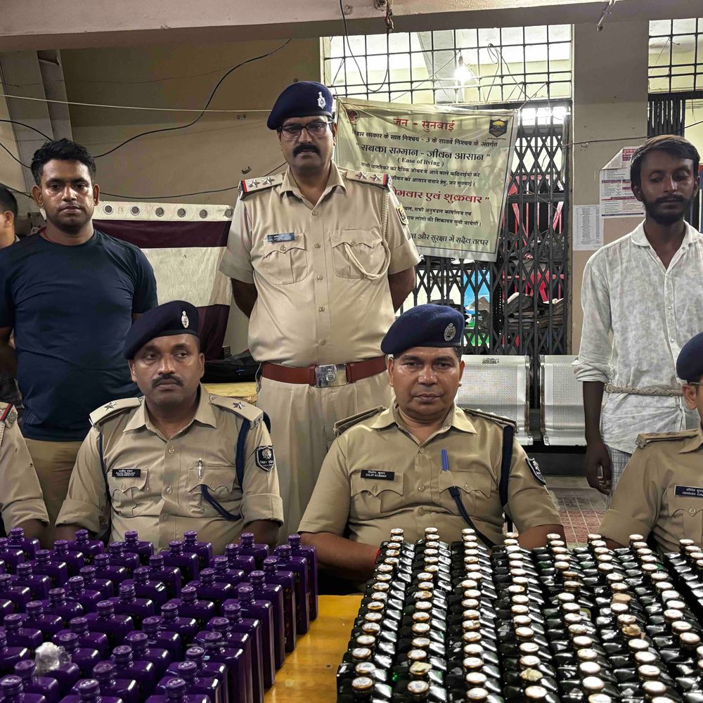 कॉपी के बंडल-फाइलों में तहखाना बनाकर शराब तस्करी:मोतिहारी पुलिस ने 1652 बोतल पकड़ी; 3 तस्कर धर दबोचे