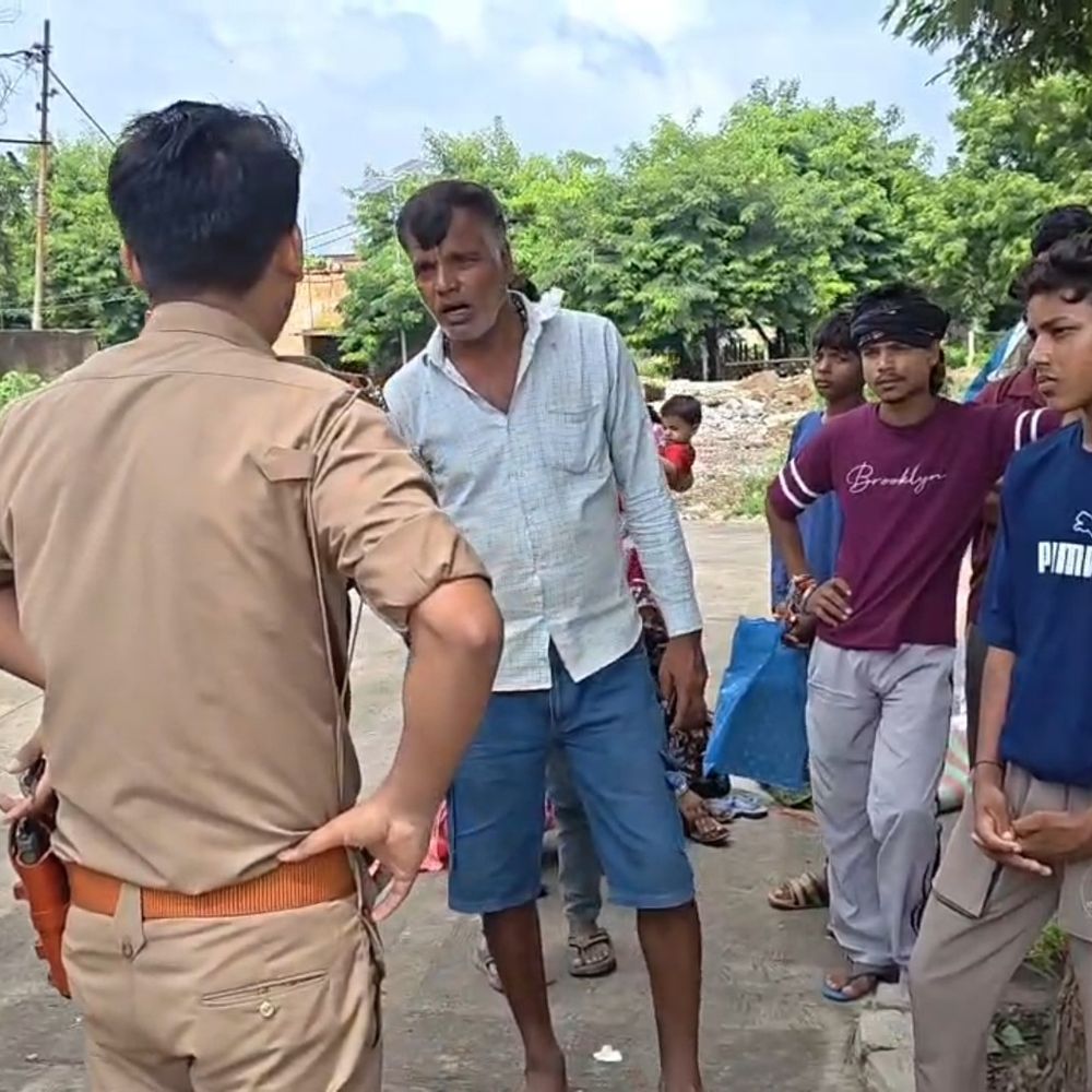 फिरोजाबाद में स्ट्रेचर पर मरीज ने दम तोड़ा:परिजनों का आरोप- पर्चे के चक्कर में इलाज में देरी, अस्पताल परिसर में हंगामा