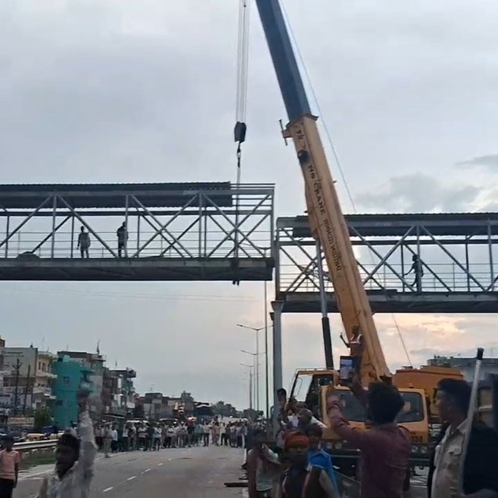 ‘308 चक्कों वाले ट्रक के लिए काटना पड़ा FOB’:मोहनिया में हाइड्रा से उठाकर निकाला, उड़ीसा चीनी मिल की मशीनरी लेकर पहुंचा था ट्रक