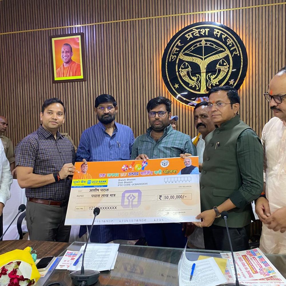 भदोही में 150 कारीगरों को निशुल्क टूलकिट वितरित:ओडीओपी और मुख्यमंत्री युवा स्वरोजगार योजना के लाभार्थियों को डेमो चेक दिए