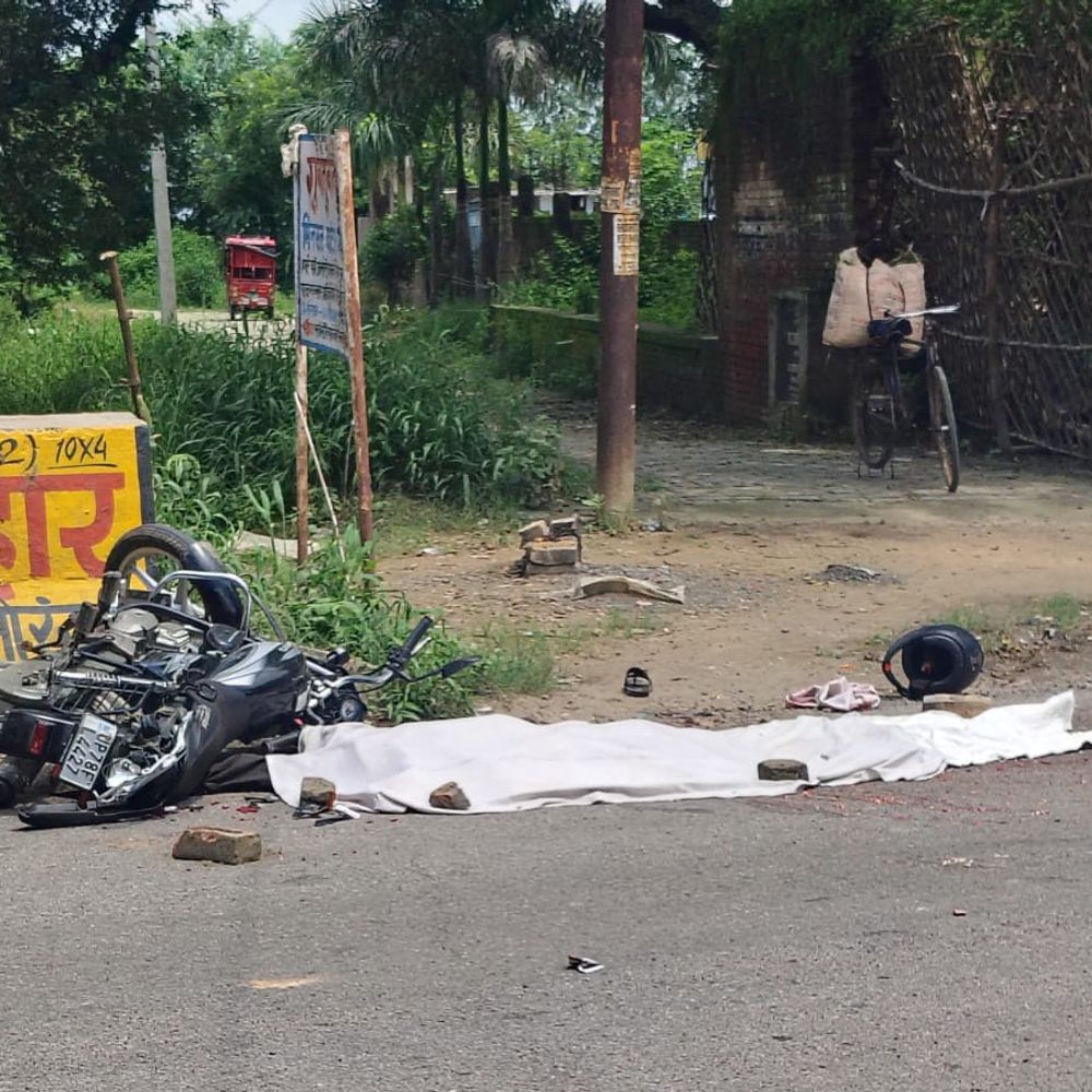 कानपुर में डीसीएम ने बाइक सवार पिता-पुत्र को कुचला:पिता की मौत, बेटा घायल; भतीजे की तेहरवीं में शामिल होने जा रहे थे दोनों