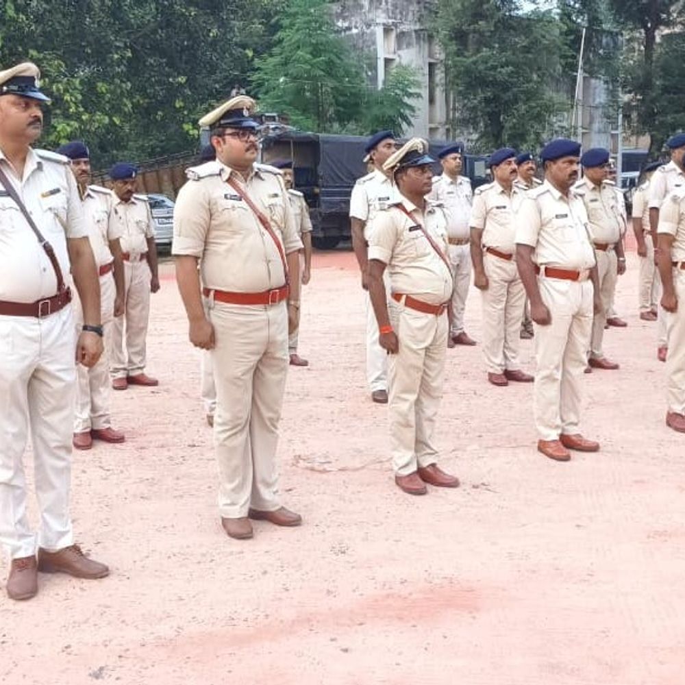 ASI से प्रोमोट 40 SI को एसपी ने पहनाया स्टार:शेखपुरा में DSP लाइन सहित अन्य पुलिस अधिकारी रहे मौजूद