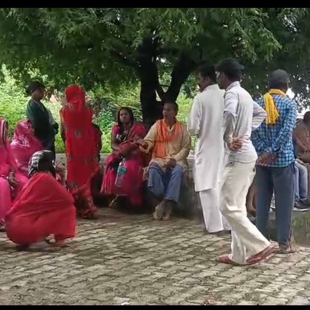 सोनभद्र में सांप के काटने से महिला की मौत:झाड़-फूंक में चली गई जान, 3 बच्चों के साथ चारपाई पर सो रही थी, इलाज में हुई देरी