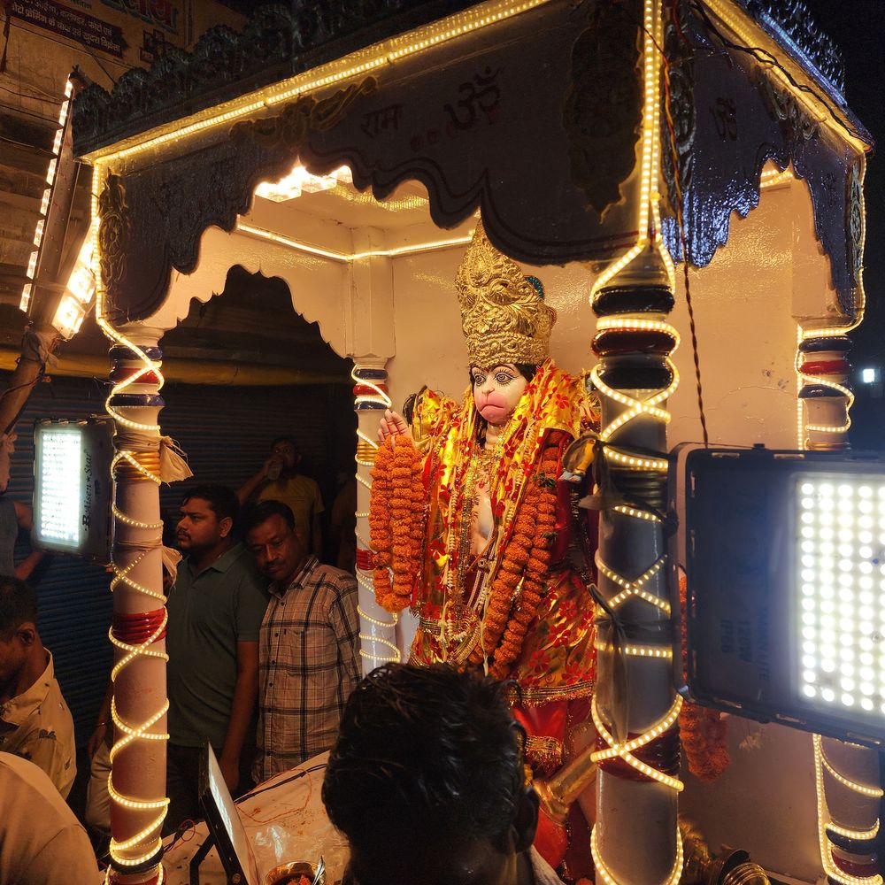 सीवान महावीरी जुलूस में लाठी-पाइप के साथ पहुंचे युवक:प्रशासनिक मंच के पास जमकर हुआ प्रदर्शन; सुबह 4 बजे बड़ी मस्जिद पार कर गया जुलूस