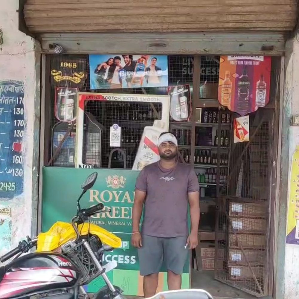 शराब दुकान के सेल्समैन से 70 हजार की लूट:गोंडा में असलहे की बट से हमला, दो बाइकों पर आए थे नकाबपोश बदमाश