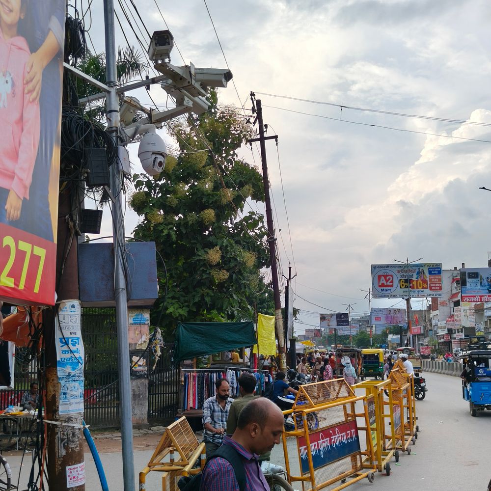 देवरिया में जन्माष्टमी पर 1500 पुलिसकर्मी संभालेंगे सुरक्षा:200 महिला पुलिसकर्मी भी तैनात; लार में ड्रोन से निगरानी; सोशल मीडिया पर भी नजर