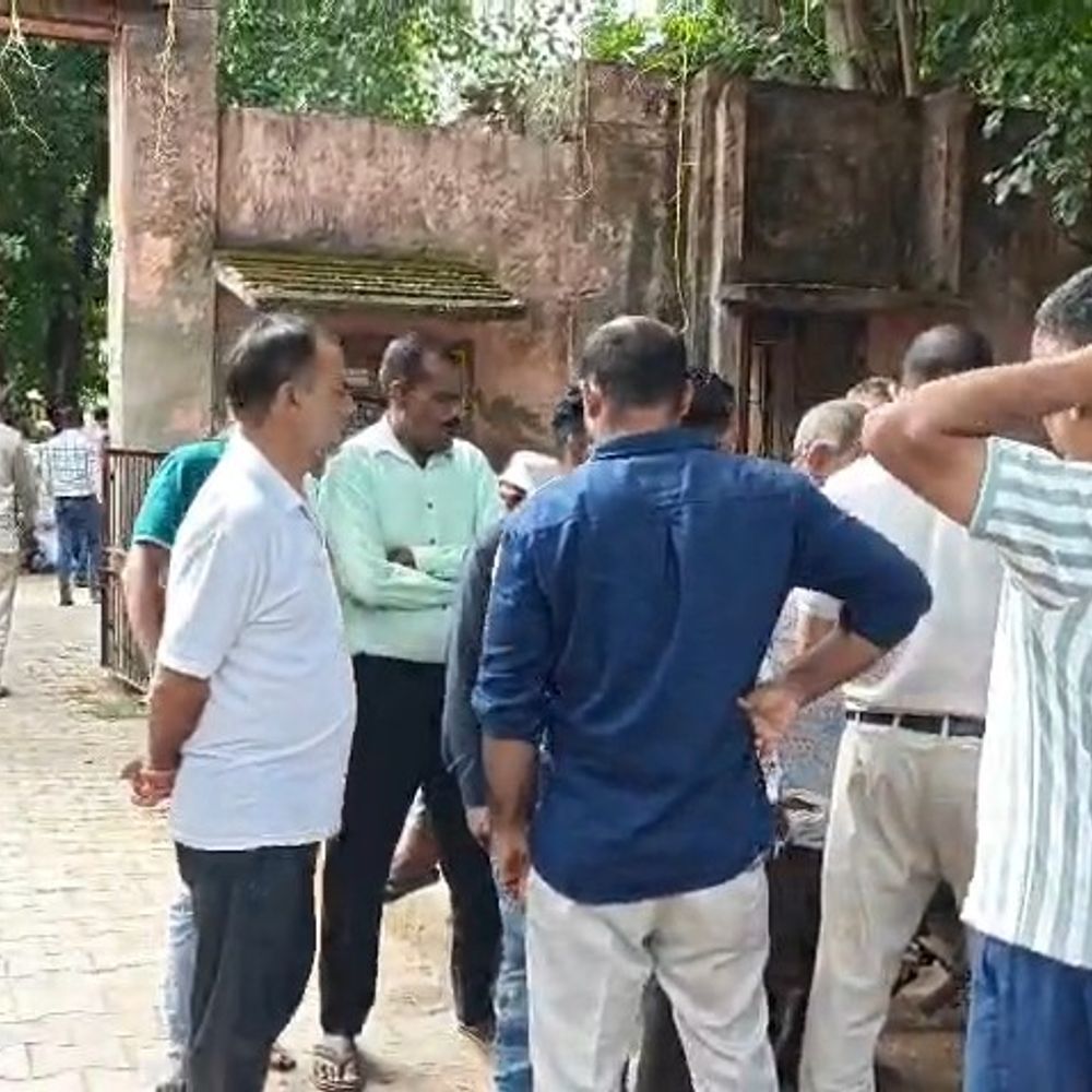 रोडवेज बस ने स्कूटी सवार दो युवकों को मारी टक्कर:मथुरा में एक की मौत, दूसरा अस्पताल में भर्ती; चालक फरार
