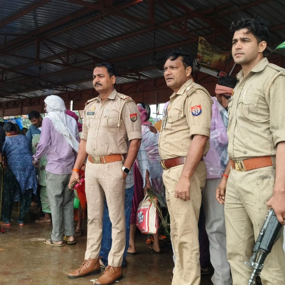गंगा में डूब रहे 6 श्रद्धालुओं को सिपाही ने बचाया:बुलंदशहर में गहरे पानी में लगाई छलांग, एक-एक कर सभी को बचाया