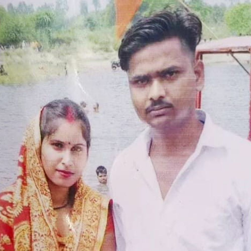 सीतापुर में युवक का शव चारपाई पर रखकर प्रदर्शन:पत्नी समेत 5 पर आत्महत्या के लिए उकसाने का आरोप, 4 महीने पहले हुई थी शादी