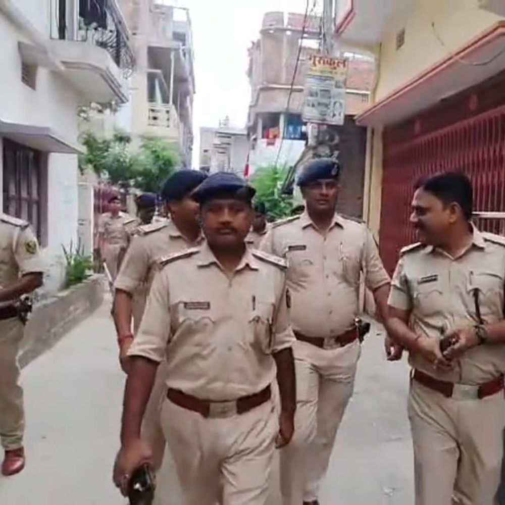 सीवान में शराब माफिया रिंकू पांडेय के घर छापेमारी:छह थानों की पुलिस पहुंची; चोरी समेत दो मामलों में वारंट, घर पर नहीं मिला आरोपी