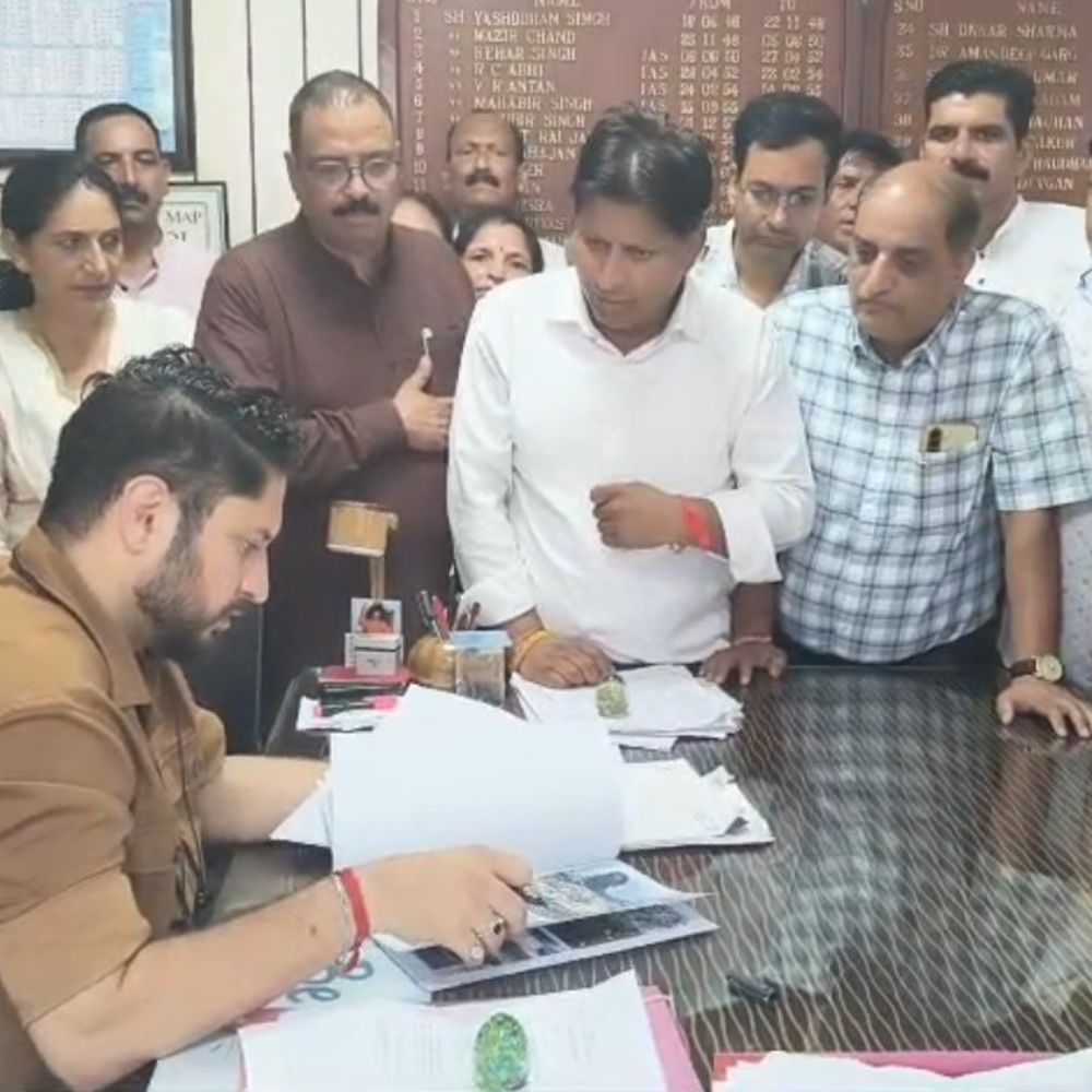 मंडी में डंपिंग साइट के विरोध में उतरे लोग:जिप सदस्य ने DC को ज्ञापन सौंपा; कहा-ब्यास नदी के प्रदूषित होने का खतरा