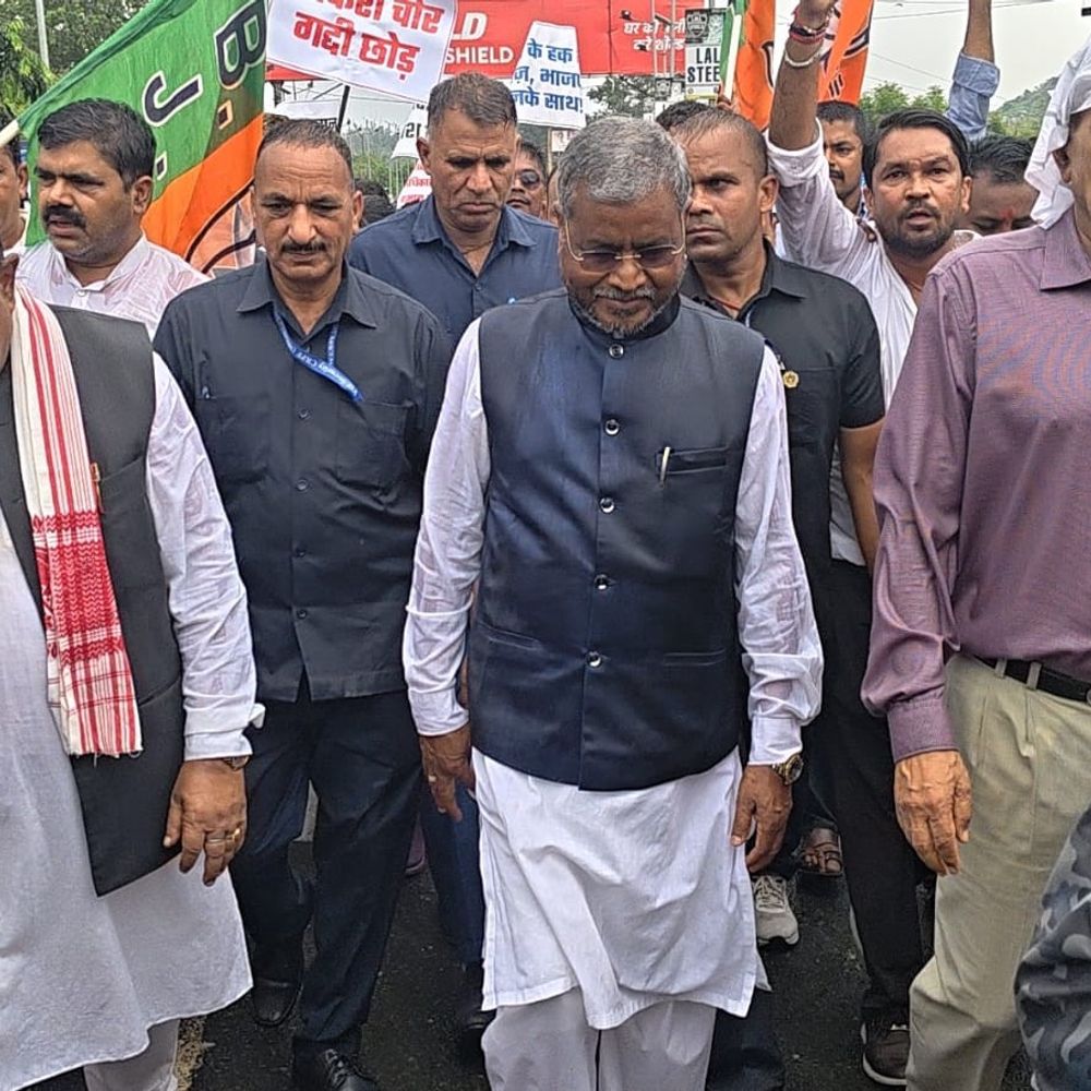 भाजपा ने किया JSSC-JPSC गड़बड़ियों पर गिरिडीह समाहरणालय का घेराव:CBI जांच, निष्पक्ष नियुक्ति और छात्रों पर दर्ज मुकदमे वापस लेने की मांग