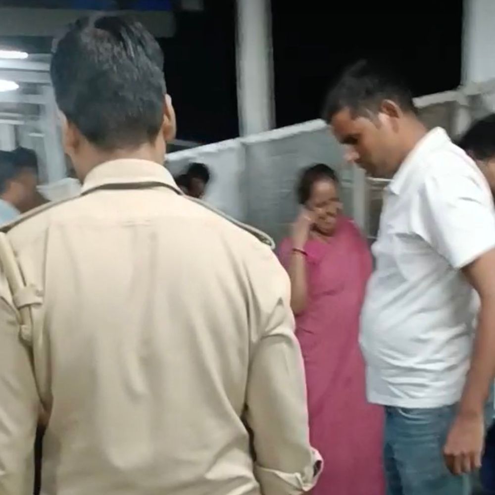 दरगाह से दर्शन कर लौट रहे बुजुर्ग की मौत:बाराबंकी रेलवे पुल पर चढ़ते समय अचानक गिरा, अस्पताल में डॉक्टरों ने मृत घोषित किया