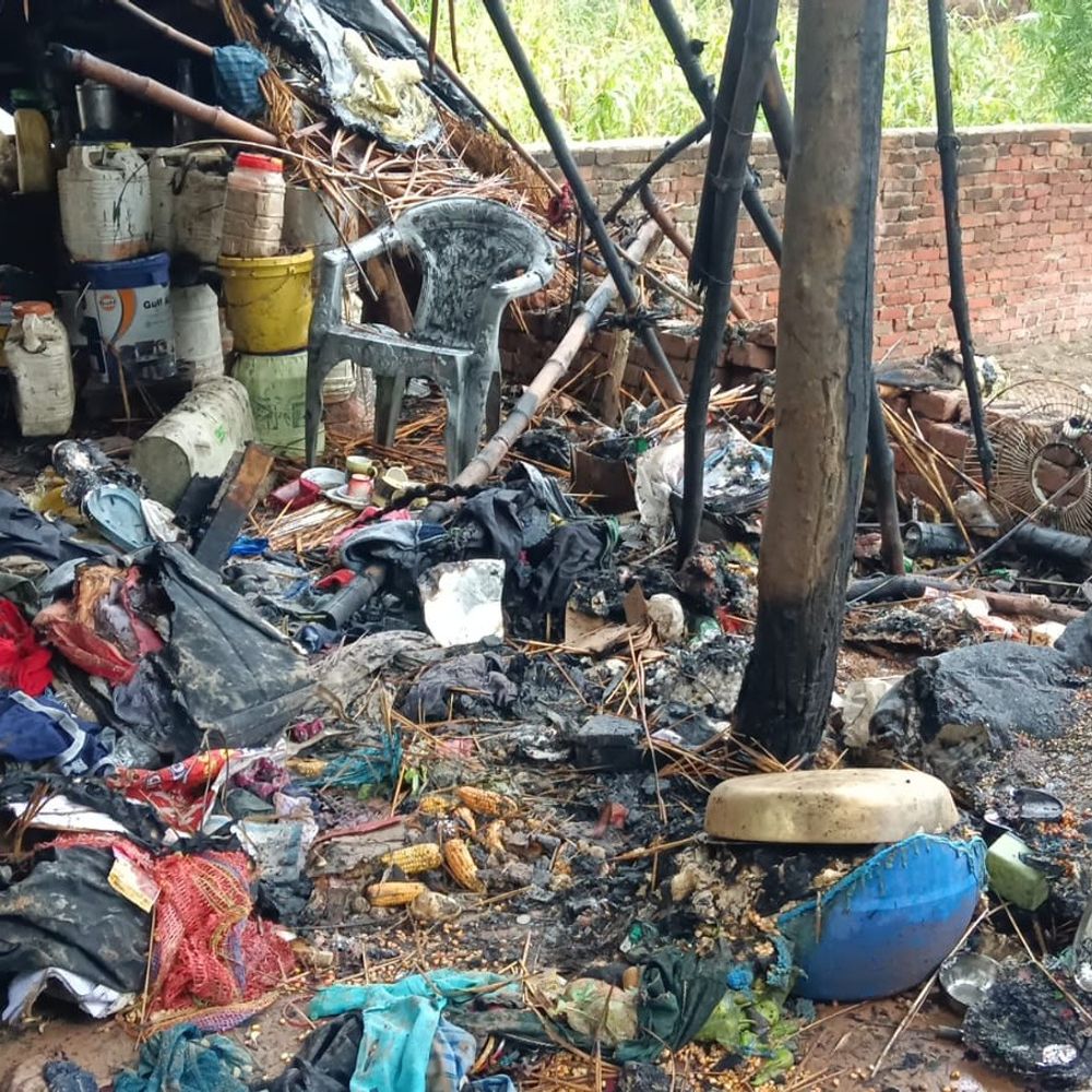 झोपड़ी में लगी आग, गृहस्थी का सामान जलकर राख:औरैया में परिवार ने भागकर बचाई जान, बाल-बाल बचे लोग