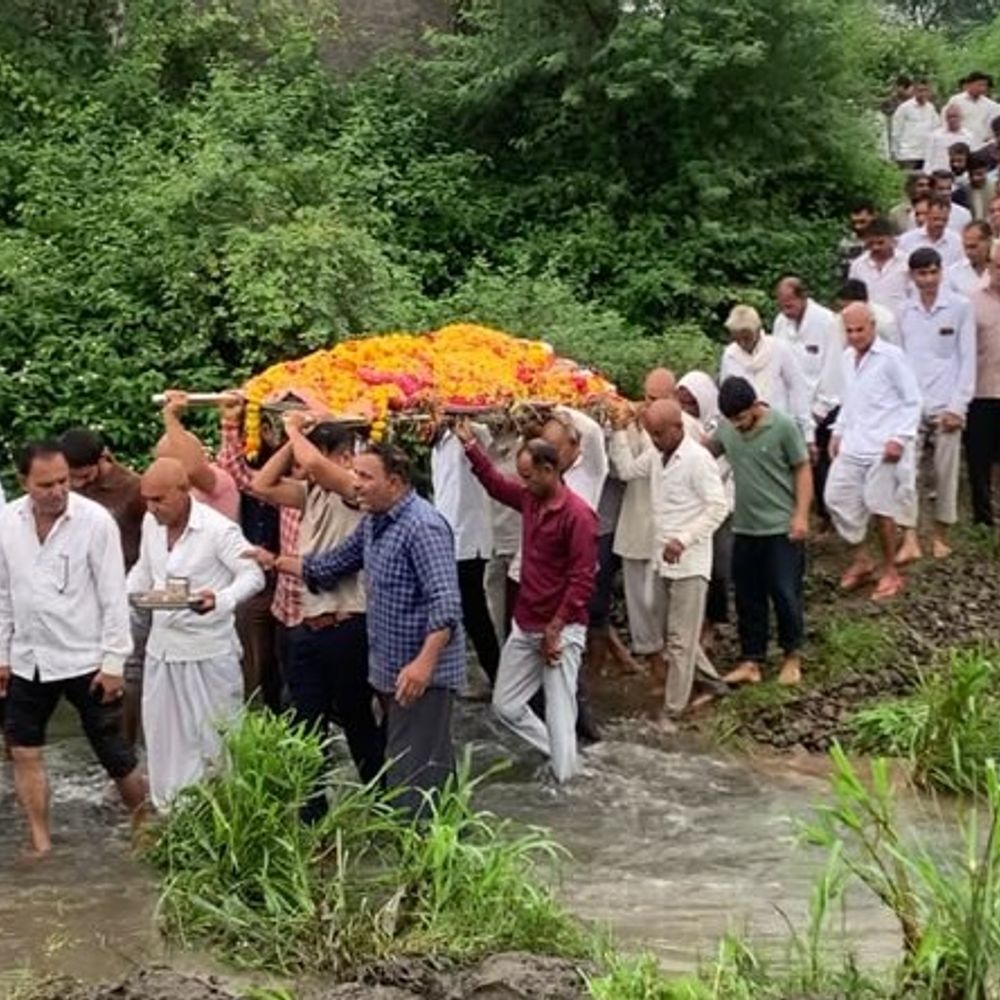 आगर में अंतिम संस्कार के लिए व्यवस्थित जगह-सड़क नहीं:ग्रामीण बोले- बारिश में अस्थायी शेड में करना पड़ता दाह संस्कार