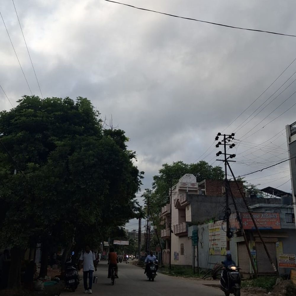 अलीगढ़ तीन दिन में 6 डिग्री लुढ़का पारा:रात में चली ठंडी हवाएं, सुबह बादलों ने ढका सूरज