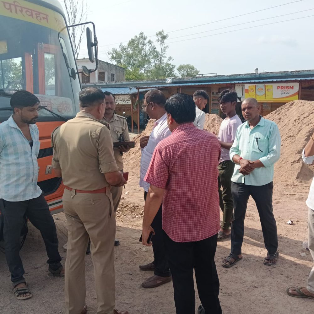 चेकिंग करने पर कंडक्टर ने टीम को पीटा:बॉडी कैमरा छीनकर खेत में फेंका, झांसी से उरई आ रही थी बस