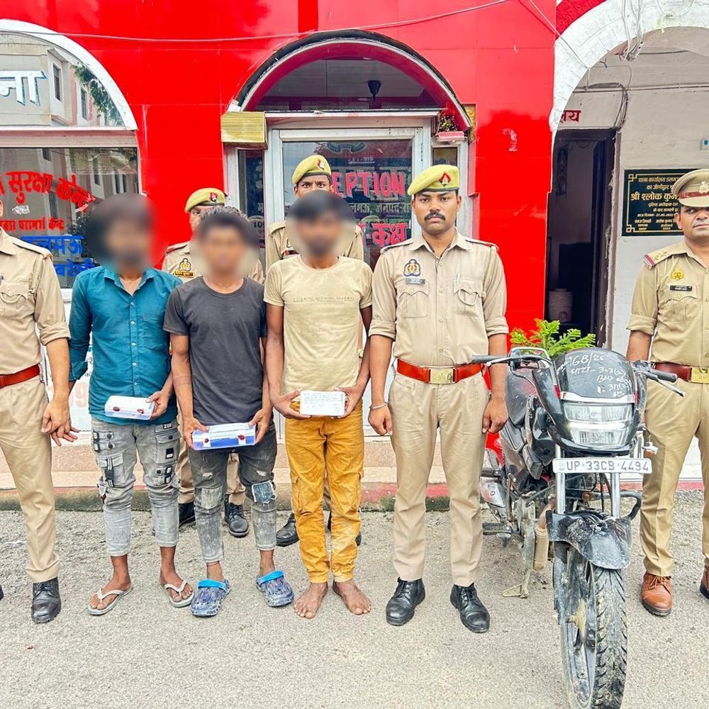 रायबरेली में मोबाइल चोर पकड़े गए:3 गिरफ्तार, चोरी का फोन और वारदात में इस्तेमाल बाइक बरामद