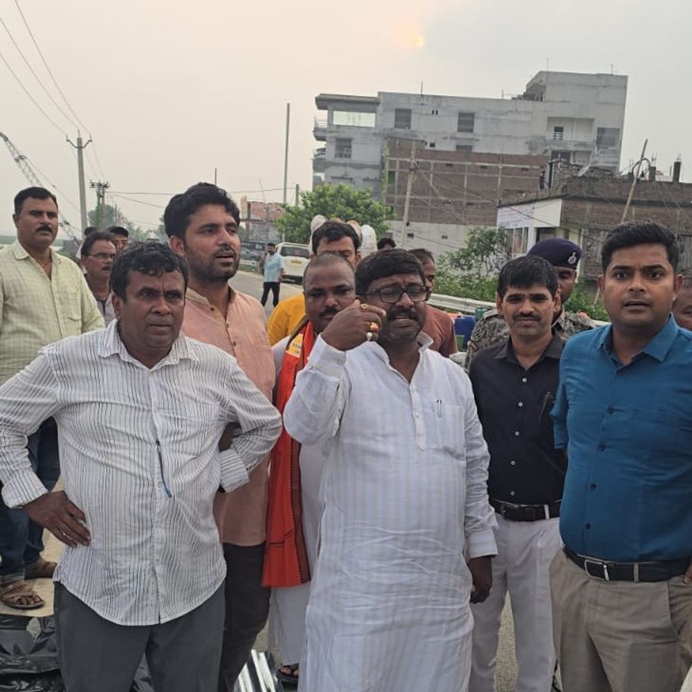 गंडक का जलस्तर बढ़ा, तटबंध के स्लुइश गेट में रिसाव:खगड़िया में विधायक बबलू मंडल ने मौके पर पहुंचकर लिया जायजा, अधिकारियों को रोकने के दिए निर्देश