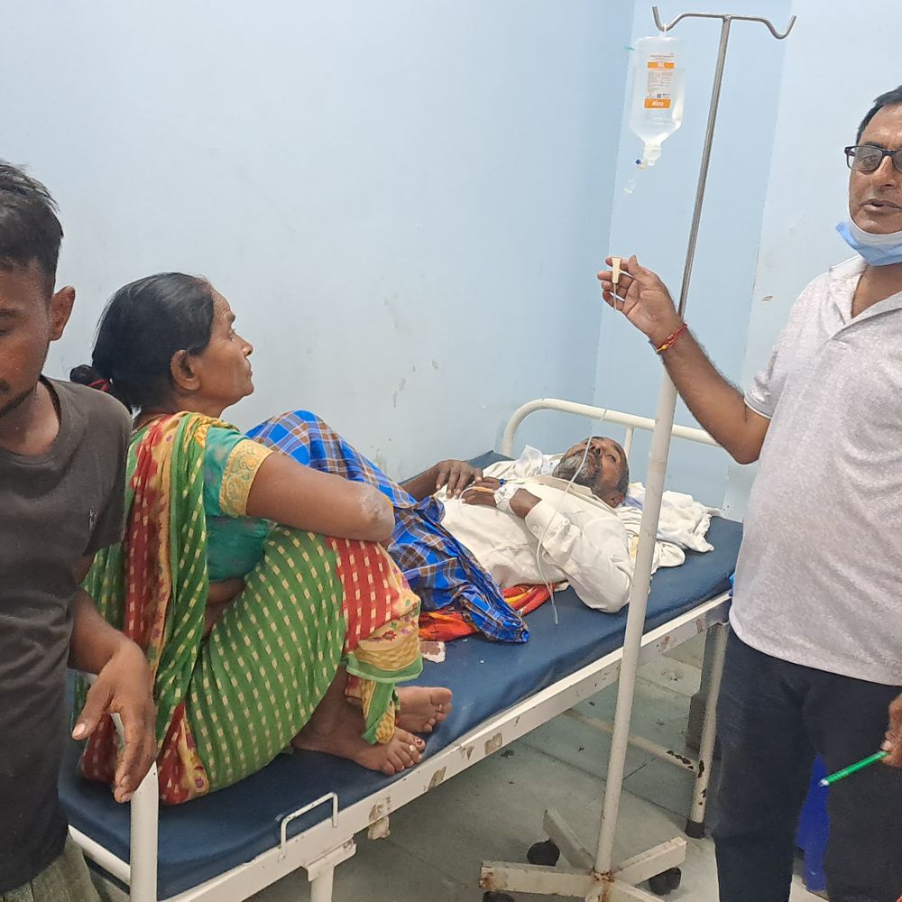 गोपालगंज में बिजली गिरने से बच्चे की मौत:बारिश से बचने के लिए झोपड़ी में छिपे,4 लोग झुलसे;सदर अस्पताल रेफर