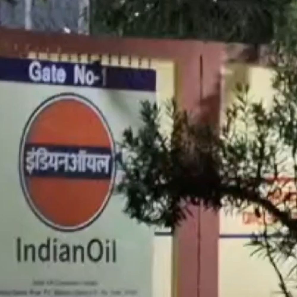 तेल डिपो के पास जमीन से निकले बुलबुले:देवरिया में पेट्रोल जैसी गंध से मचा लोगों में दहशत, भूमिगत पाइपलाइन से रिसाव की आशंका