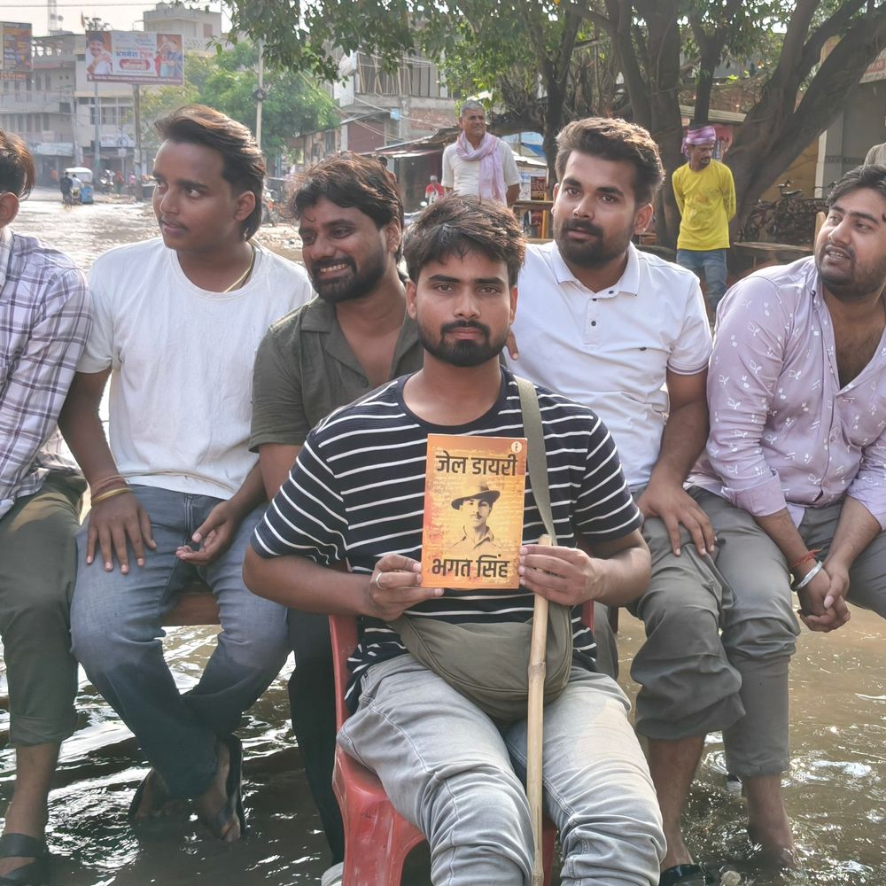 सीतामढ़ी में जलजमाव से परेशान युवाओं का प्रोटेस्ट:कुर्सी-चौकी लगाकर बैठे, अधिकारी-जनप्रतिनिधियों पर अनदेखी का आरोप