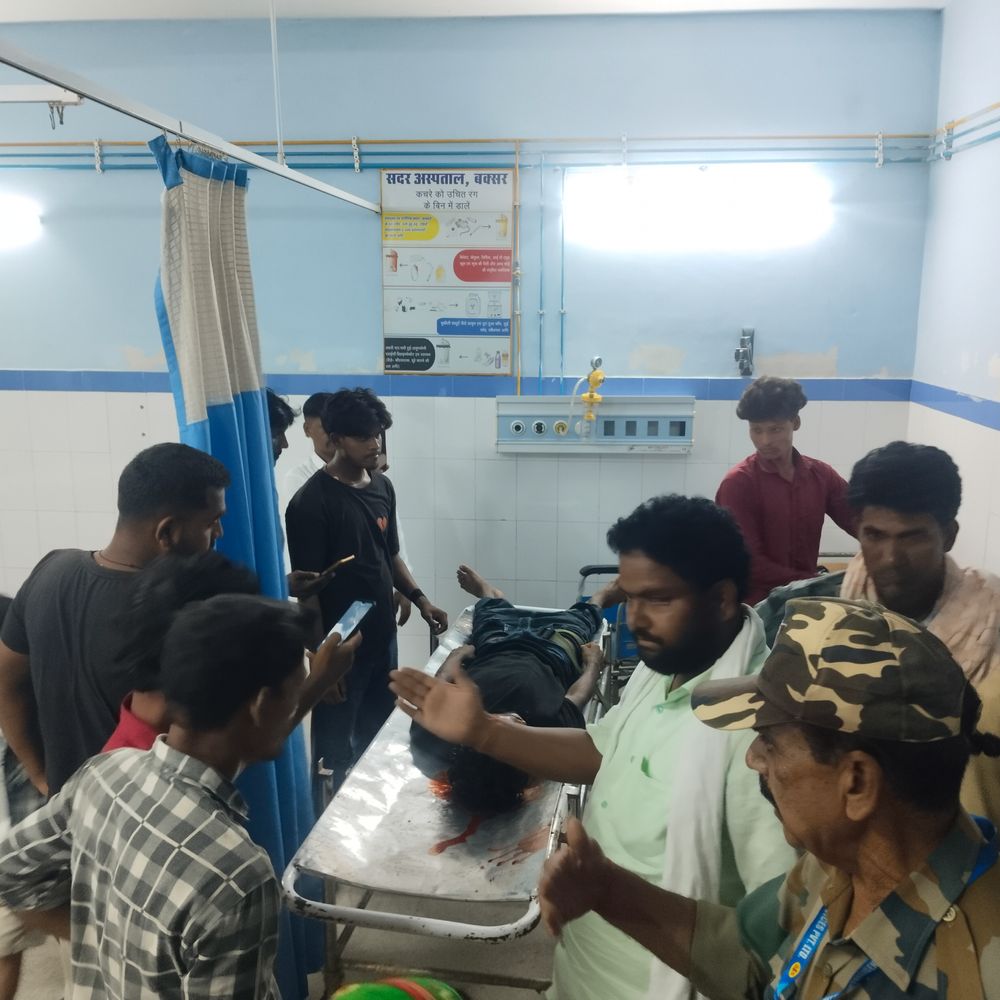 चौसा-कोचस मार्ग पर ट्रक में घुसी तेज रफ्तार बाइक:2 युवकों की मौके पर मौत; दोनों बाइक समेत ट्रक के नीचे फंसे, हादसे से नाराज ग्रामीणों ने सड़क जाम किया