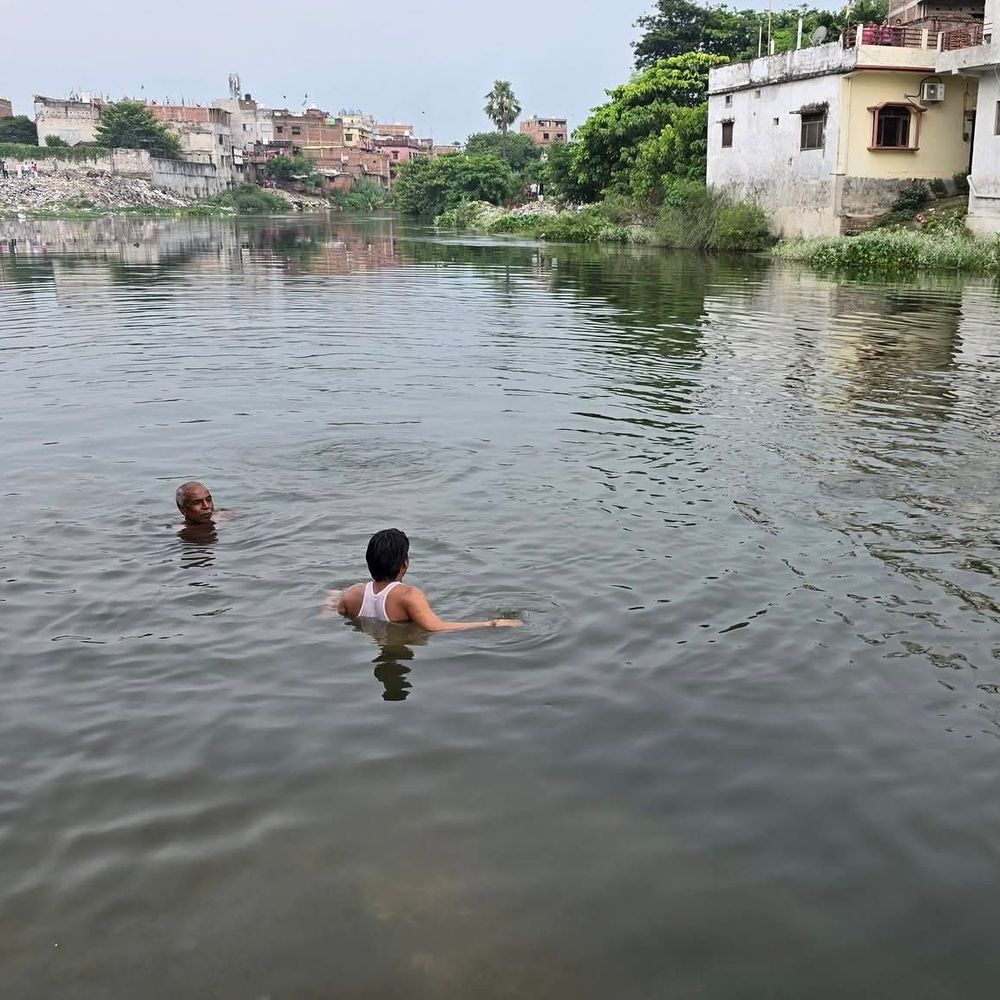 सीवान में बच्चा दाहा नदी में डूबा, मौत:अंधविश्वास में गोताखोर ने बॉडी का पैर पकड़ घुमाया