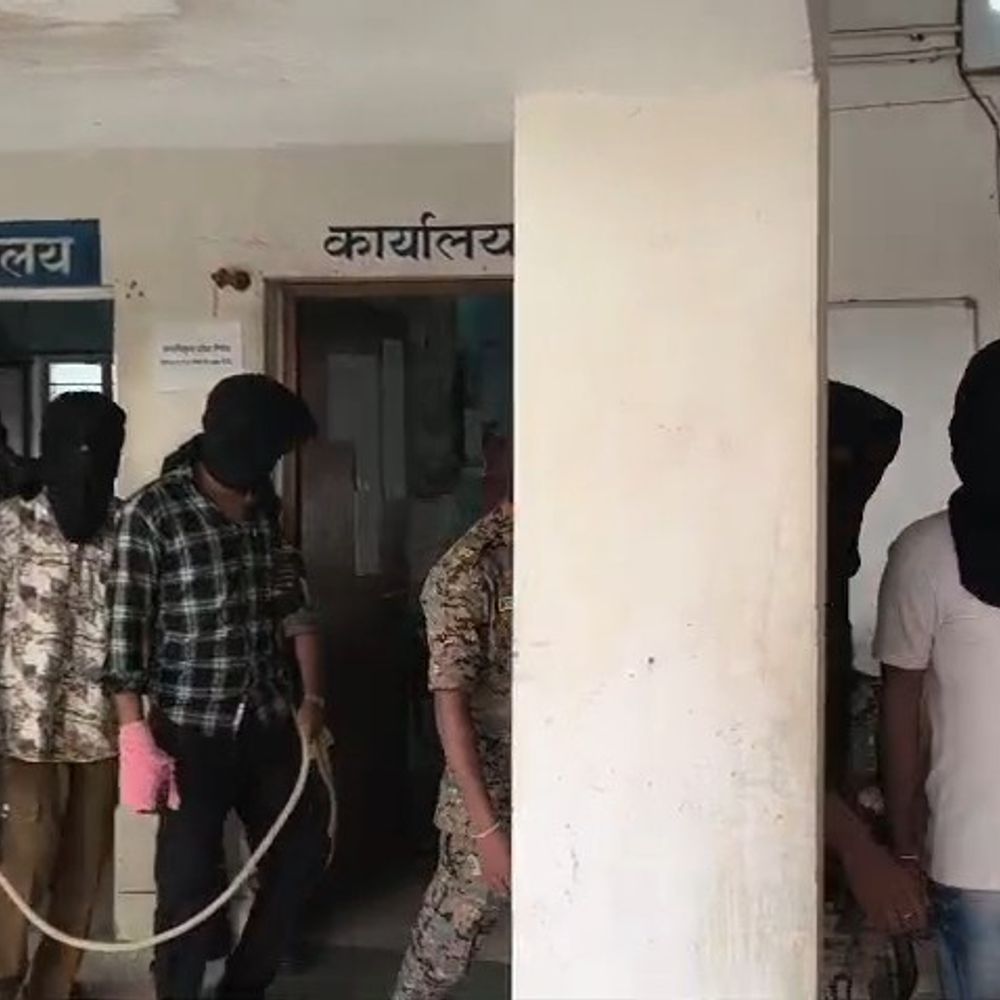 घर से सोना-चांदी, नकदी चोरी करने वाला गिरोह गिरफ्तार:गुमला में पुलिस ने पांच आरोपियों को गिरफ्तार कर जेल भेजा, सामान भी बरामद