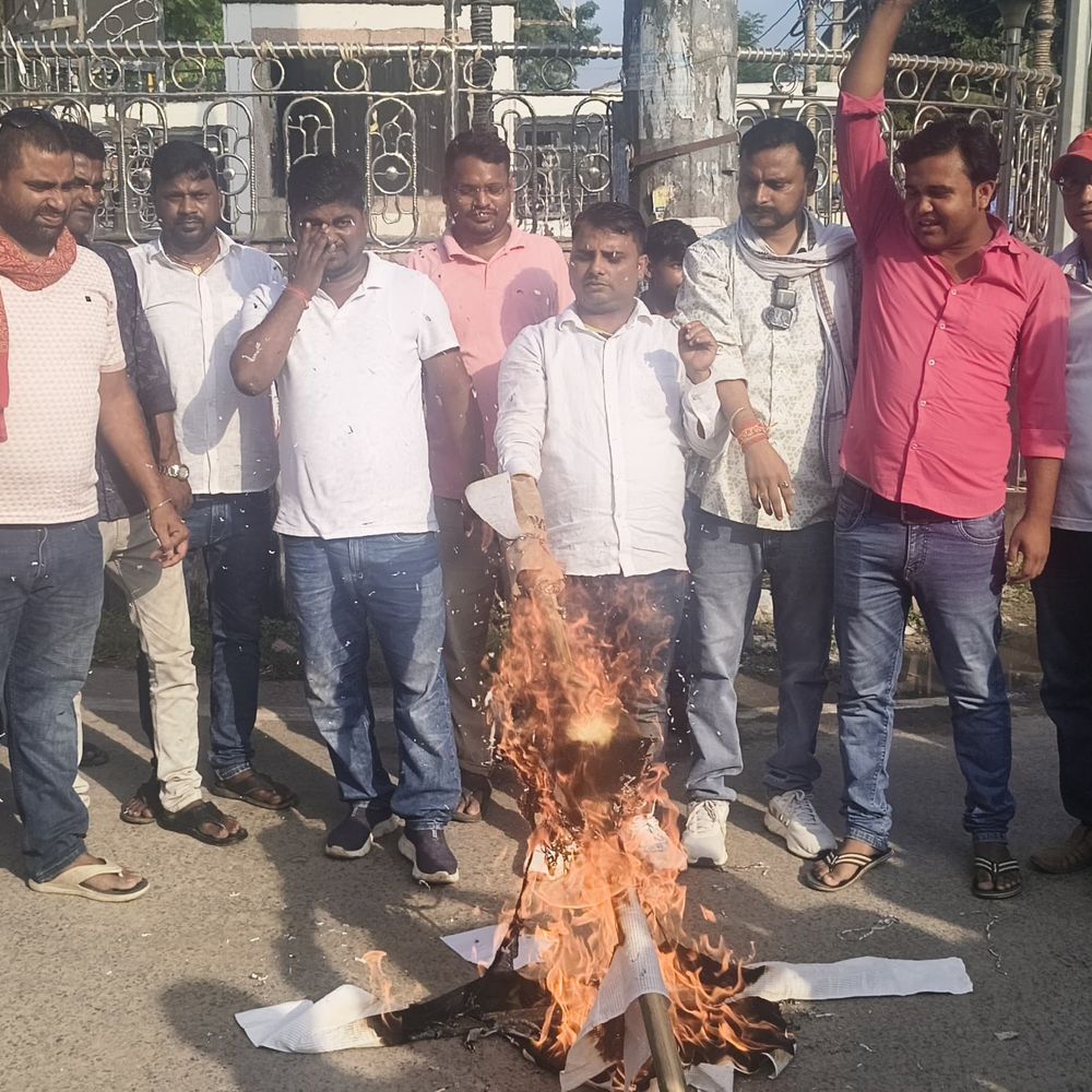 सहरसा में पत्रकार से मारपीट के विरोध में प्रदर्शन:सिविल सर्जन का पुतला फूंका; 48 घंटे में कार्रवाई नहीं हुई तो सहरसा बंद की चेतावनी