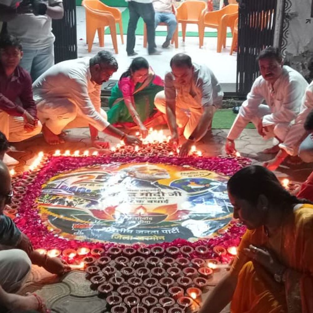 खरगोन में 11 हजार दीपों से सजा कुंदा नदी किनारा:सेवा संकल्प अभियान में 214 यूनिट रक्तदान, महिलाओं ने पीएम मोदी की आकृति की रंगोलियां बनाईं