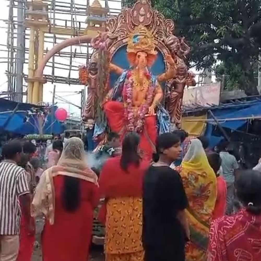 किशनगंज में गणपति विसर्जन पर श्रद्धालुओं की भीड़:पुलिस फोर्स तैनात, ढोल-नगाड़ों के साथ रमजान नदी में हुआ विसर्जन