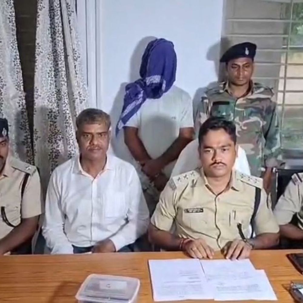 फर्जी बैंक अफसर बनकर करता था साइबर ठगी:धनबाद में युवक गिरफ्तार, मोबाइल में देश के अलग-अलग राज्यों की 53 शिकायतें मिलीं