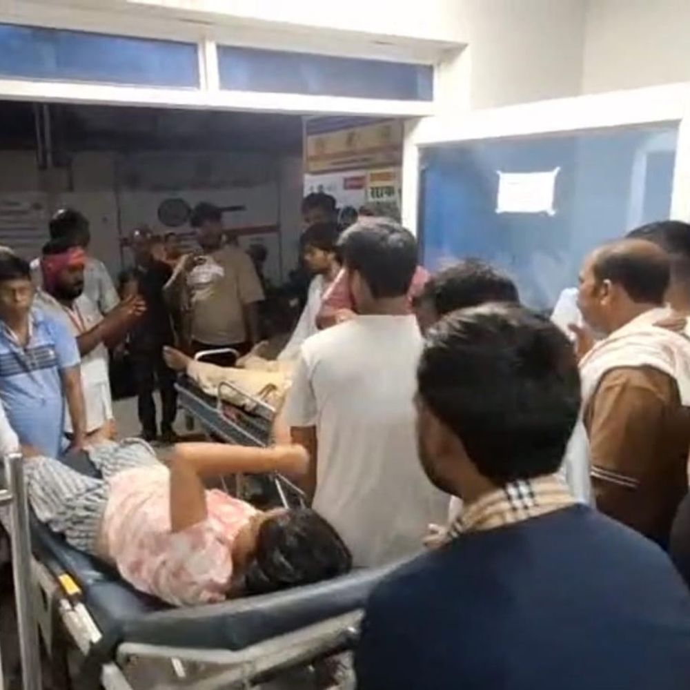 महावीरी अखाड़े में चाकूबाजी, मामा-भांजा घायल:सीवान में गुप्ती से हमला कर भागा आरोपी, अस्पताल में भर्ती