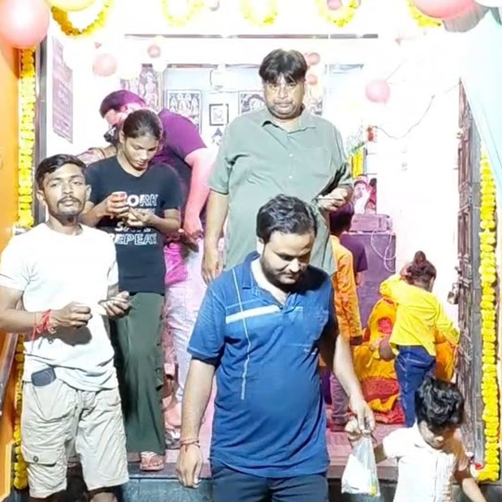 फर्रुखाबाद में श्रीकृष्ण जन्माष्टमी पर मंदिरों में उमड़ी भीड़:रंग-बिरंगी झालरों से जगमगाए मंदिर, देर रात तक दर्शन के लिए पहुंचते रहे श्रद्धालु