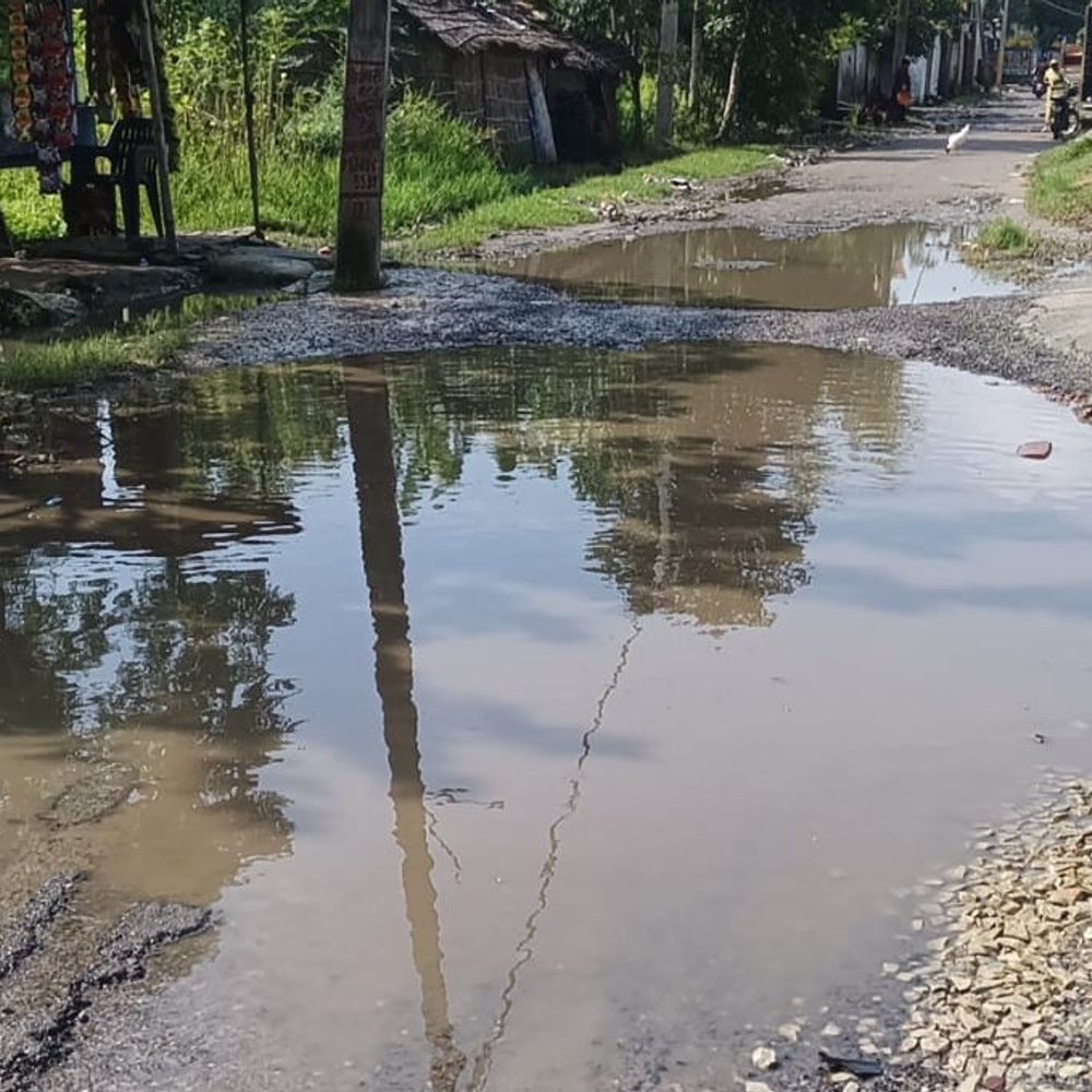 महराजगंज के नटवा में सड़क गड्ढों में तब्दील:जलभराव से राहगीर परेशान, आवाजाही में भारी दिक्कत
