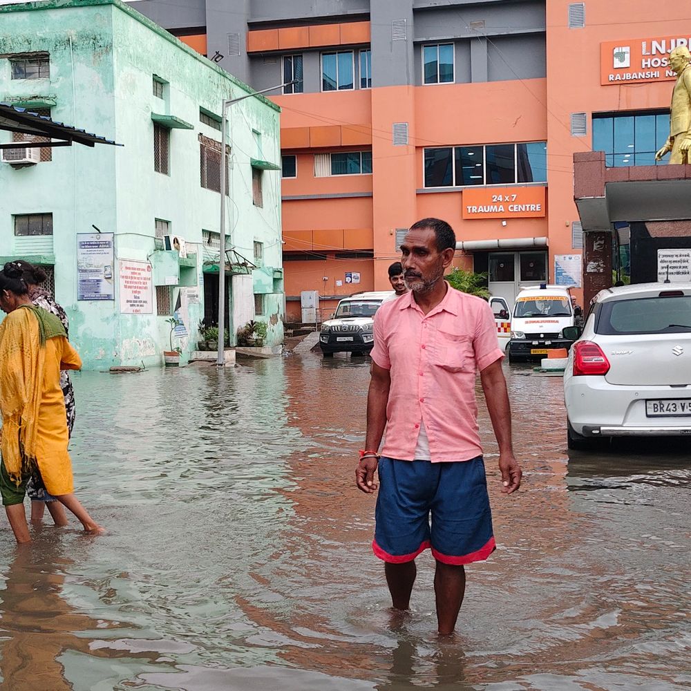 पटना में बारिश से LNJP अस्पताल और थाने में जलजमाव:सिविल सर्जन कार्यालय में भी घुटने तक पानी, मरीज परेशान