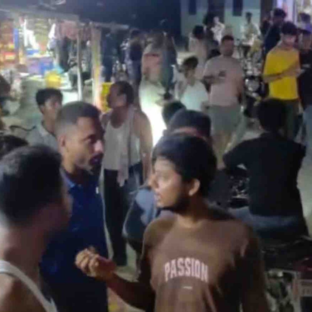 नगर थाना के 2 सिपाही अवैध वसूली करते पकड़े गए:मोतिहारी के रघुनाथपुर में ग्रामीणों ने रंगे हाथ पकड़ा, पुलिस ने किया गिरफ्तार