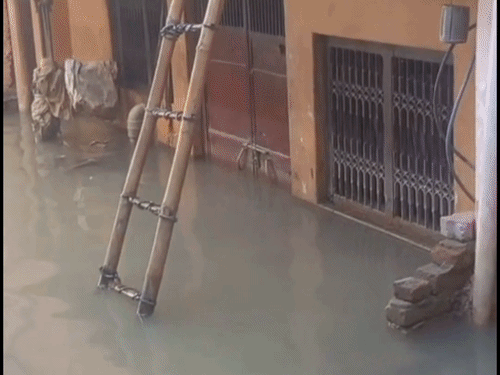 बलिया में बाढ़ के बीच मां की दोहरी परेशानी:पानी में घर डूबा, बच्ची अस्पताल में भर्ती; नाव से पहुंचातीं हैं खाना