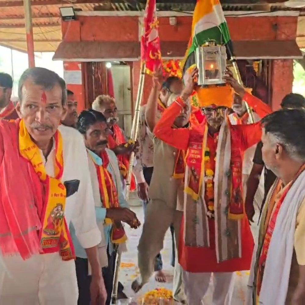 डगर वाले हनुमान की पांचवीं पदयात्रा नौलखा बाग से रवाना:बुगडार स्थित मंदिर के लिए निकली यात्रा, भगत ब्रह्मानंद शर्मा ने दिखाई हरी झंडी