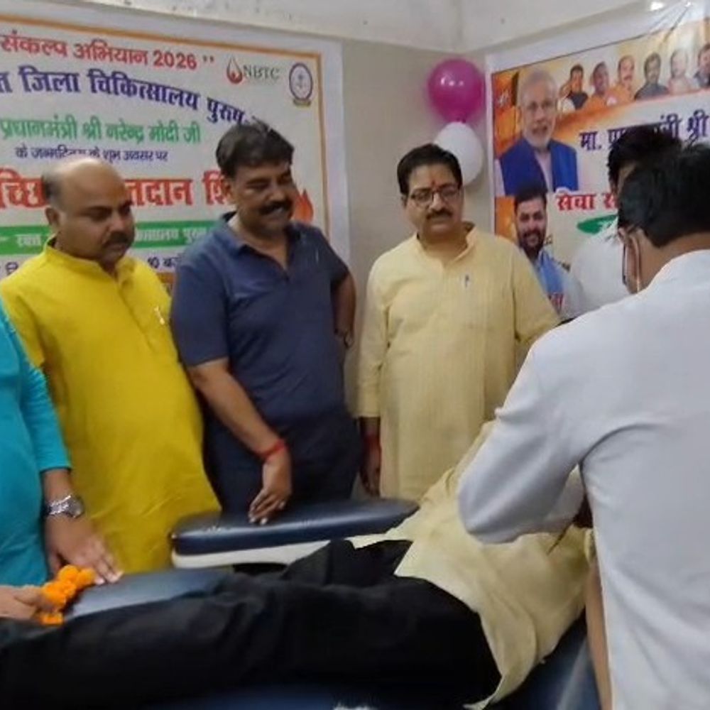 उन्नाव में PM मोदी के जन्मदिन पर फल बांटे-रक्तदान किया:जिला अस्पताल में मरीजों को दिए फल, युवाओं ने किया रक्तदान