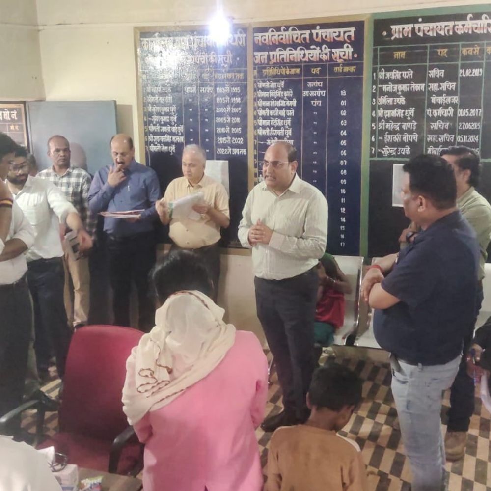आदिवासी-अंचल में बच्चों की मौत पर संभागायुक्त ने लगाई चौपाल:जमीन पर बैठकर सुनी समस्याएं, हेल्थ स्क्रीनिंग का जायजा; अधिकारी को नोटिस
