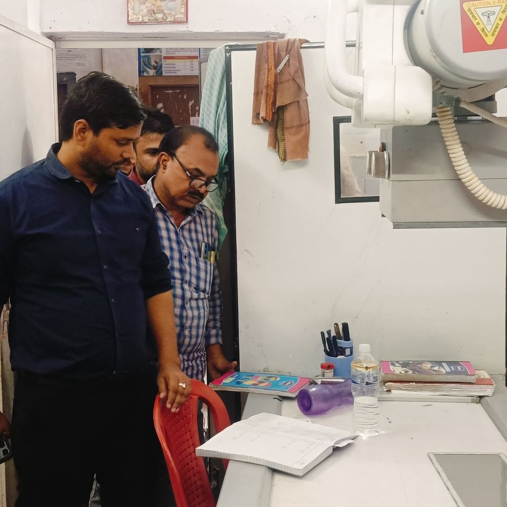 SDM के इंस्पेक्शन में CHC से डॉक्टर गायब:पशु चिकित्सा केंद्र में गंदगी, बाढ़ तटबंधों का भी लिया जायजा; अधिकारियों से मांगा जवाब