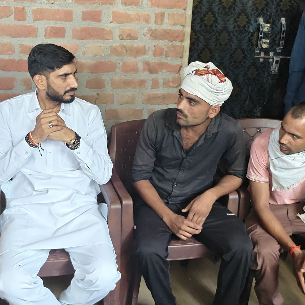 बागपत हादसे के पीड़ित परिवारों से मिले सांसद आदित्य यादव:परिजनों को ढांढस बंधाया, घायलों का हाल जाना, मदद का भरोसा दिया